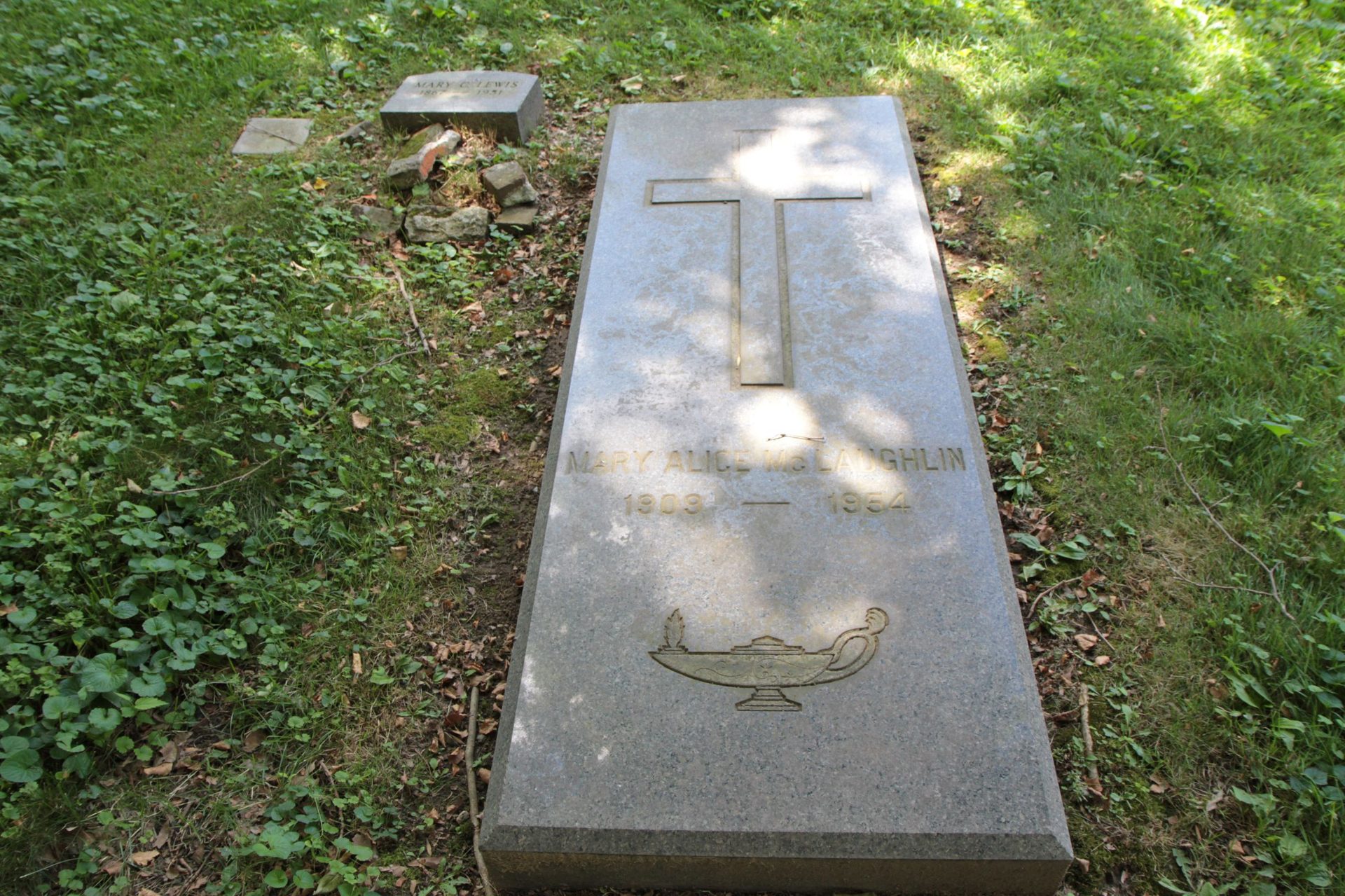 Mary Alice Mc Laughlin's tomb, Woodland Cemetery, Philadelphia (3).JPG